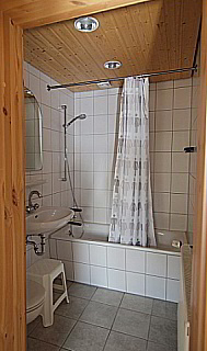 Badezimmer mit Badewanne, Waschtisch, WC